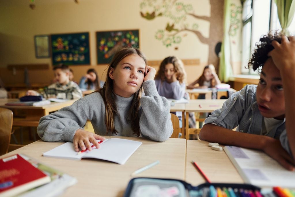 Adolescente cansada en clase