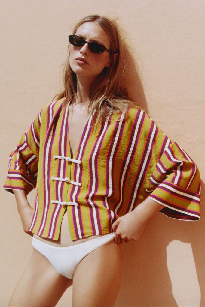 Amelia Bono estrena la blusa de rayas de Zara que las mujeres de +40 están agotando porque favorecen hasta con 'shorts'