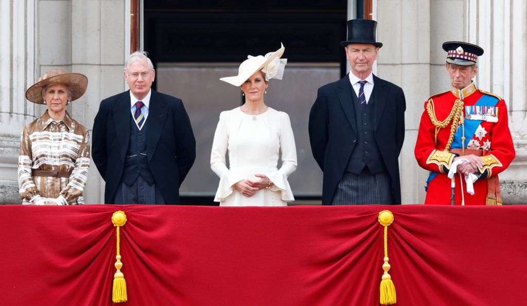 Duques de Gloucester con Sofía de Edimburgo, Timothy Laurence y Edward de Kent en el balcón real