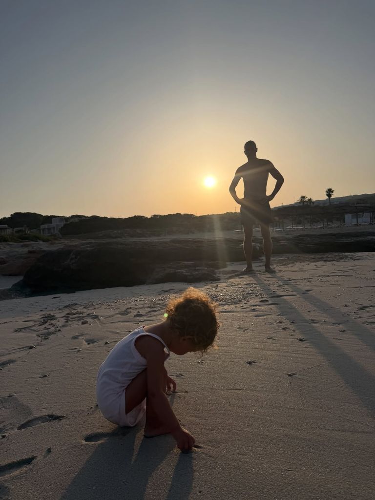 Marcos Llorente contempla a la pequeña Amor durante un atardecer que resume el verano más especial de su vida