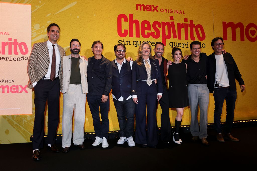 Roberto Gómez Fernández con el elenco de la serie 'Chespirito: Sin querer Queriendo'.