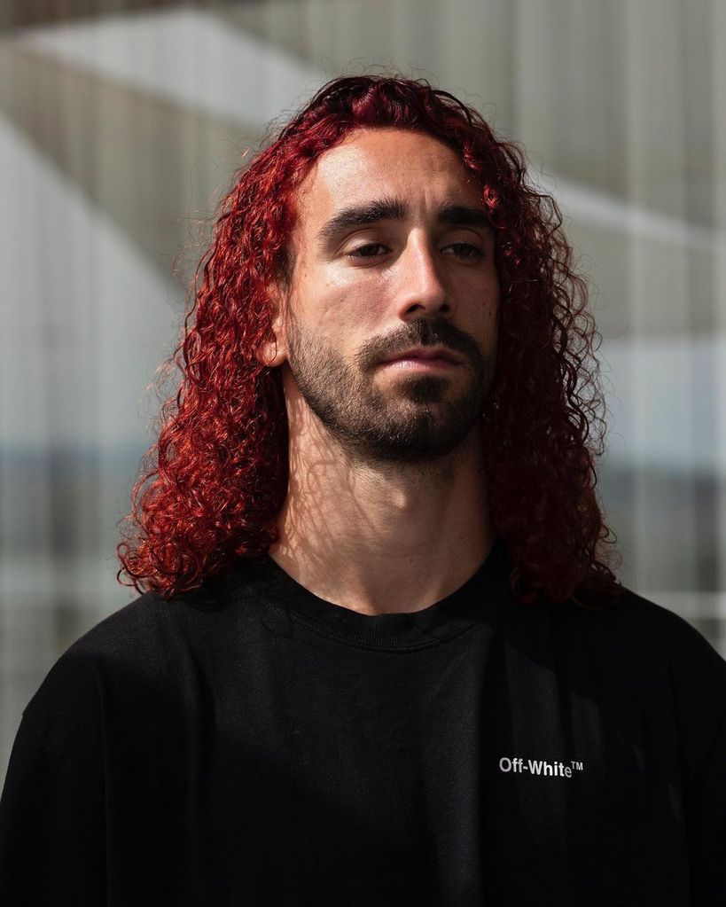 Marc Cucurella se tiñe el pelo de rojo