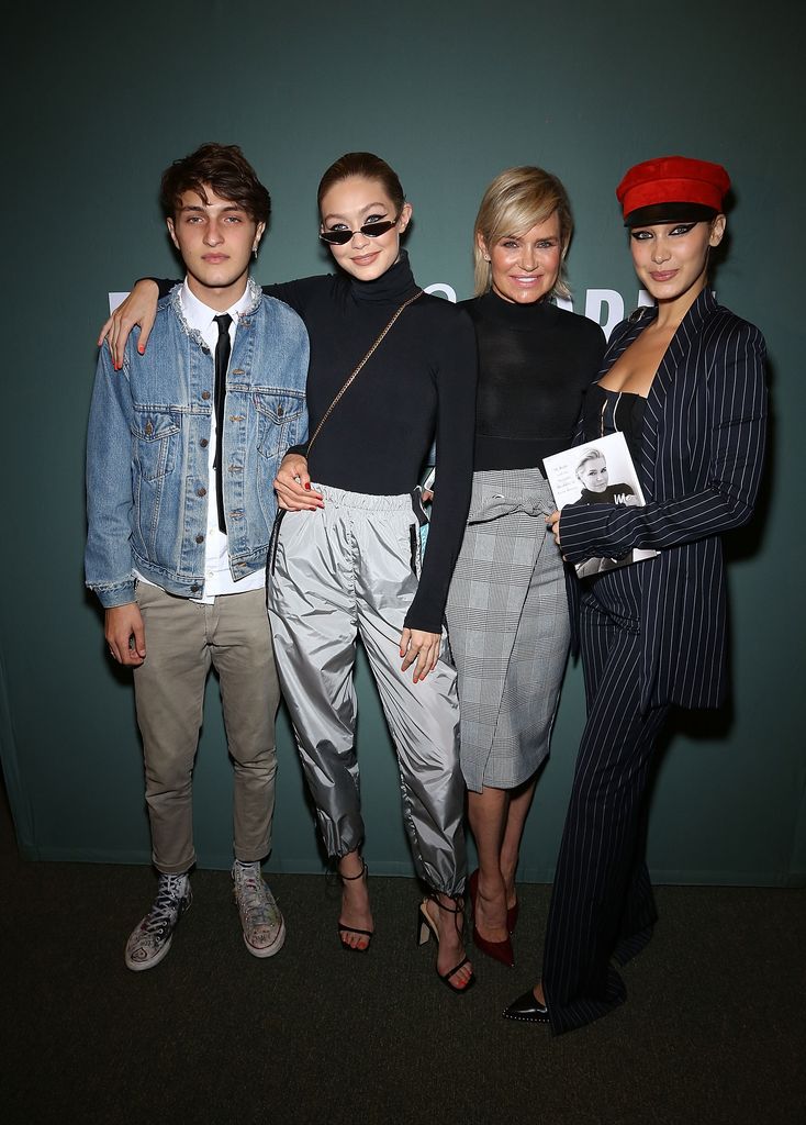 De izquierda a derecha: Anwar Hadid, Gigi Hadid, Yolanda Hadid y Bella Hadid.