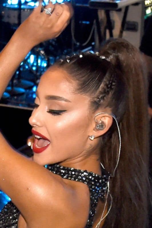 Ariana Grande de perfil con cola de caballo y cat eye impecable 