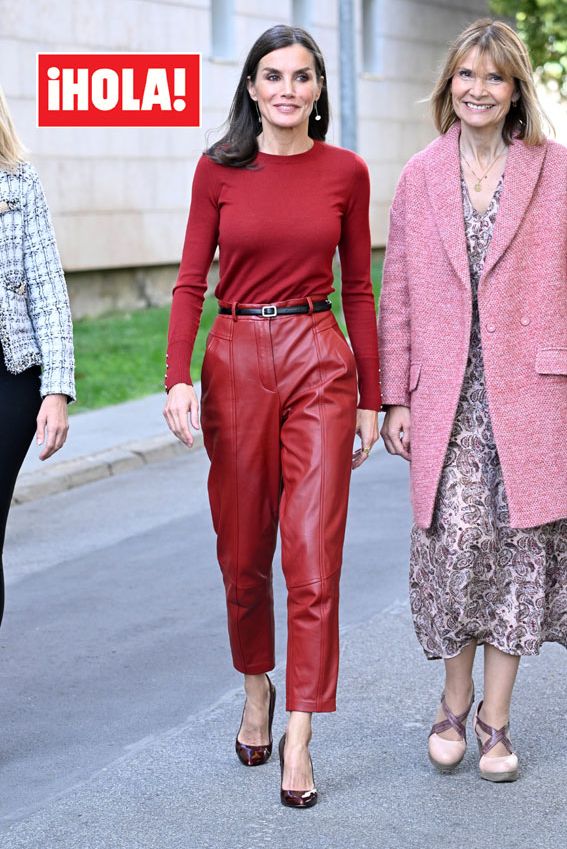 La reina con 'carrot pants' 