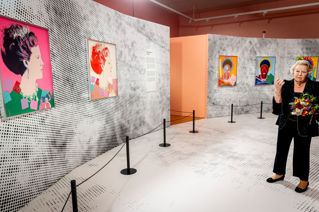 Beatriz de Holanda en una exposición de cuadros de ella misma de Andy Warhol el 10 de octubre de 2024