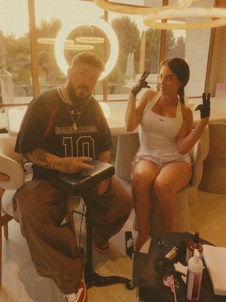 Georgina con su tatuador después de haber dibujado con tinta y aguja su brazo