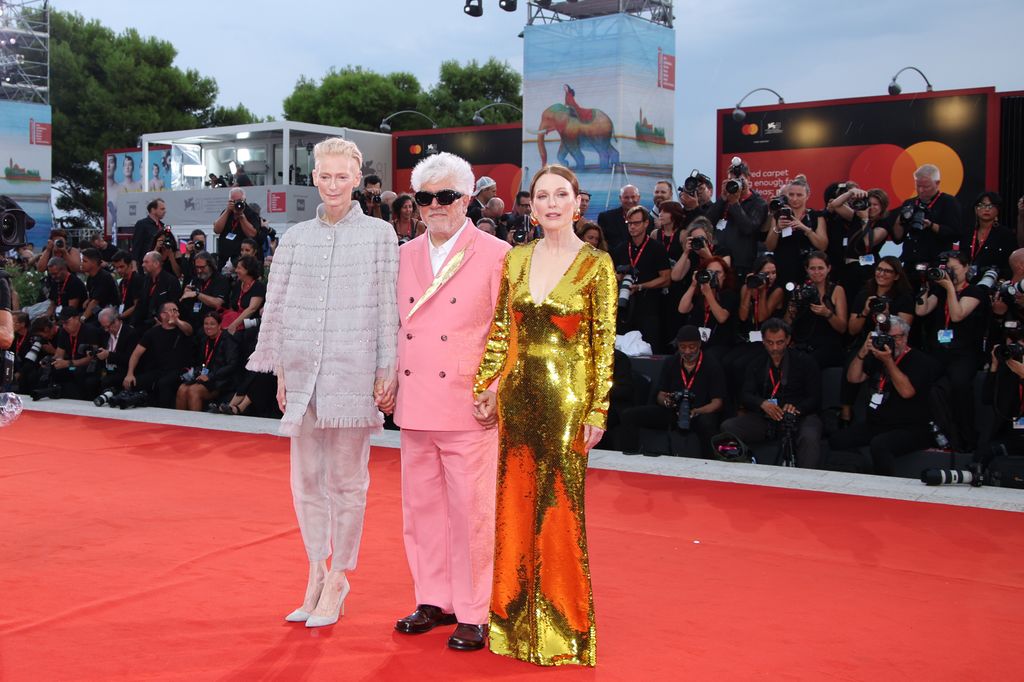 Julianne Moore, Pedro Almodóvar y Tilda Swinton en el estreno de 'La habitación de al lado' en el Festival de Venecia