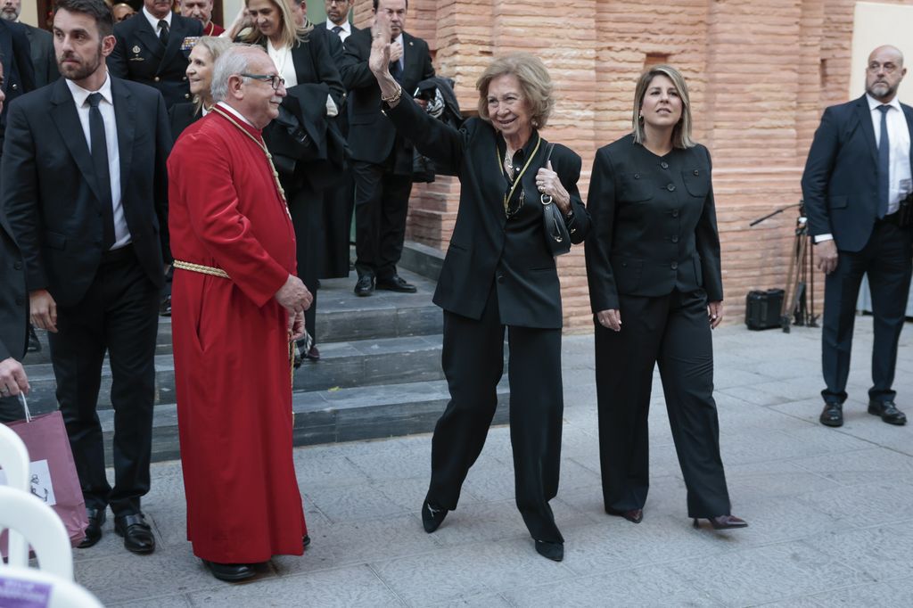 La reina Sofía saludando al público de Cartagena