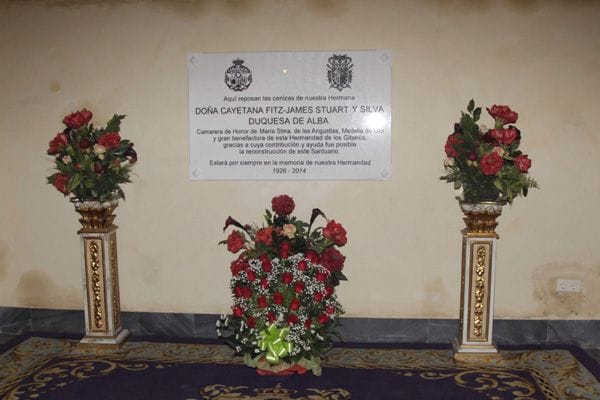 La capilla donde reposan las cenizas de la duquesa de Alba se ha llenado de flores un año en el primer aniversario de su muerte
