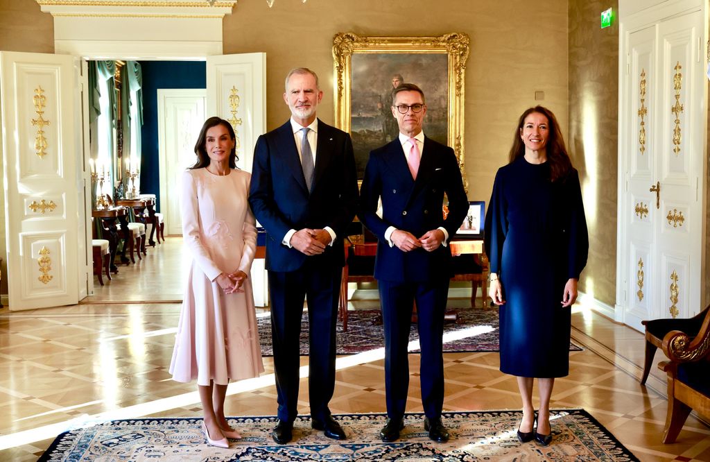 Foto de los Reyes con el matrimonio Stubb en el interior del Palacio Presidencial de Helsinki