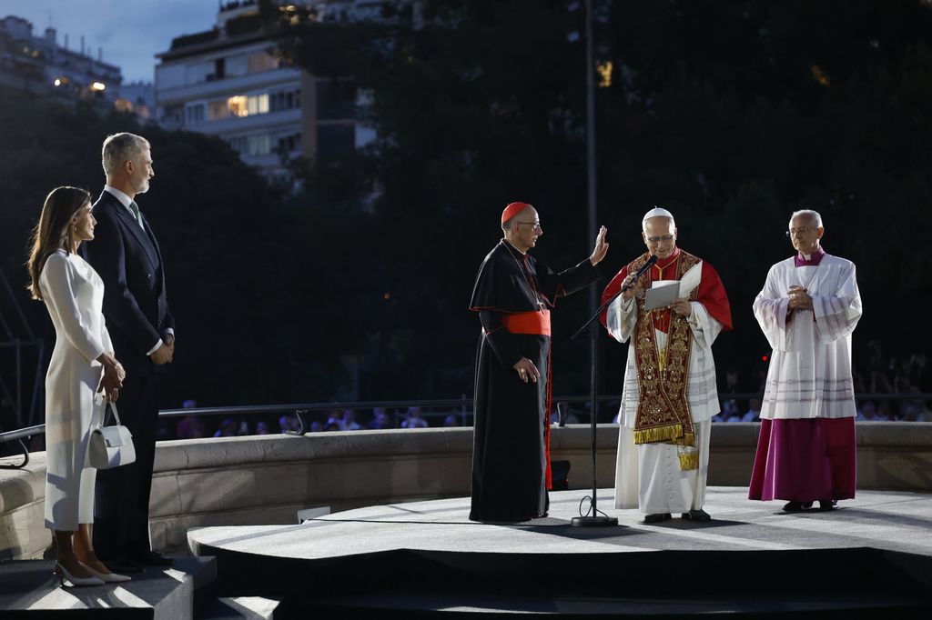 Clero y líderes políticos en un evento formal al aire libre por la noche.