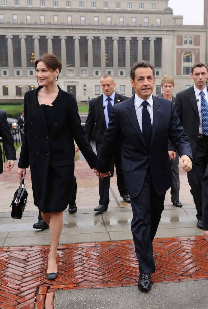 Plano entero de Nicolas Sarkozy y Carla Bruni llegando a la Universidad de Columbia