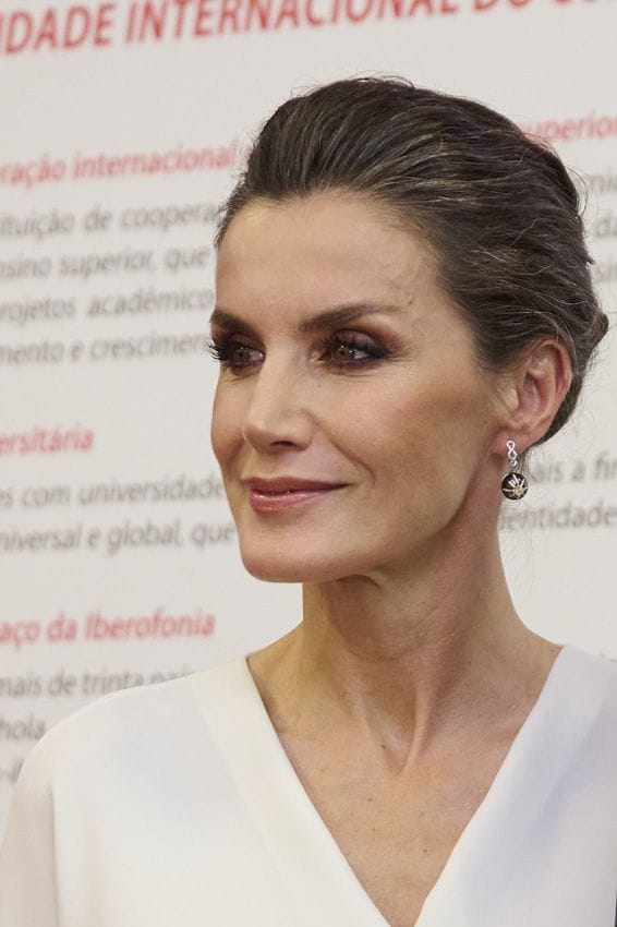 El look de doña Letizia en Angola con una nueva blusa blanca y falda cruzada negra
