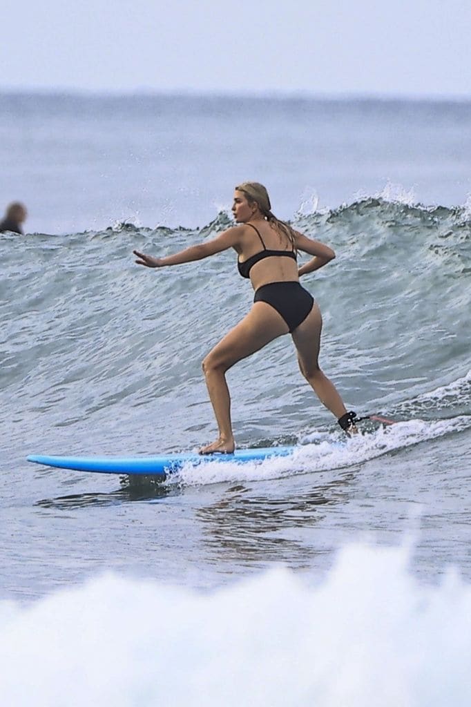 Ivanka se dejó ver como toda una experta de surf entre las olas, dejando ver que ha perfeccionado su técnica