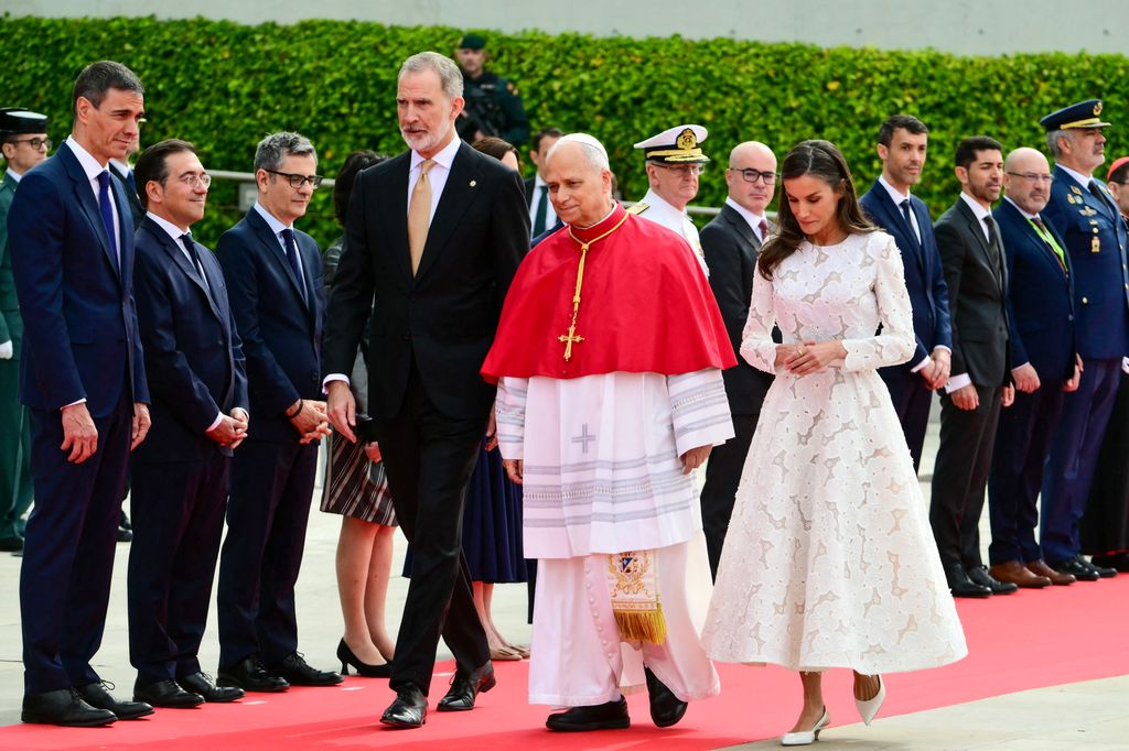 Los Reyes reciben al Papa en el aeropuerto de Madrid