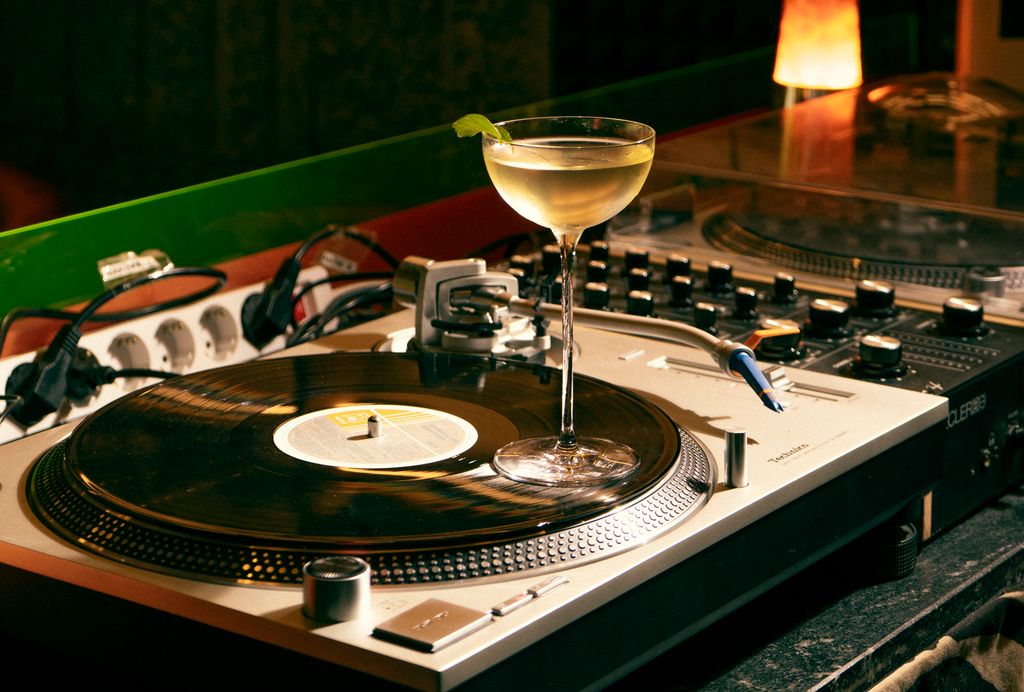 Plato de vinilos + cóctel
