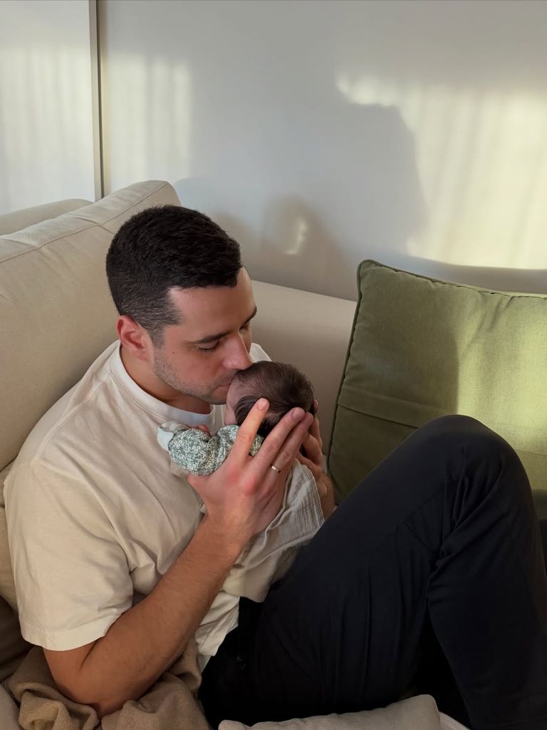 Alejandro besa tiernamente a la pequeña Maila