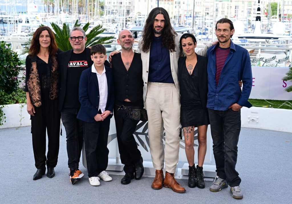 Foto de familia de 'Sirat' en el Festival de Cannes 2025: Stefania Gadda, Sergi Lopez, Bruno Nuñez, Richard Bellamy, Oliver Laxe, Jade Oukid y Tonin Janvier