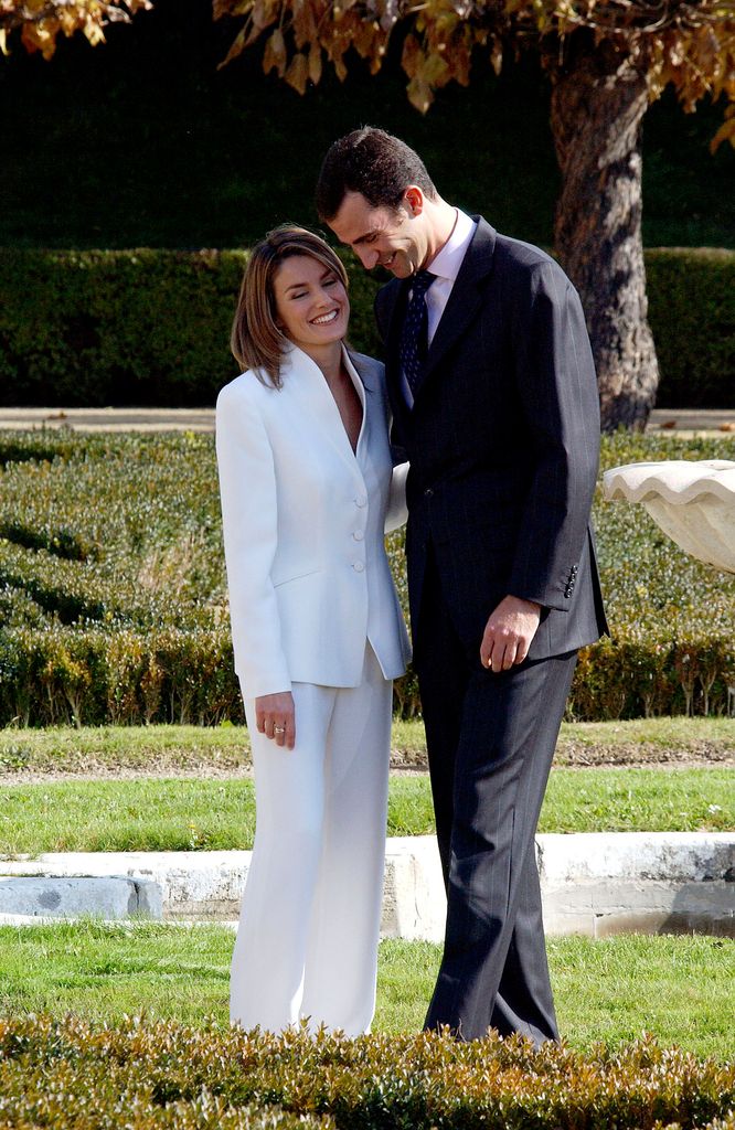 Plano entero de los reyes Felipe y Letizia en una sesión por su compromiso