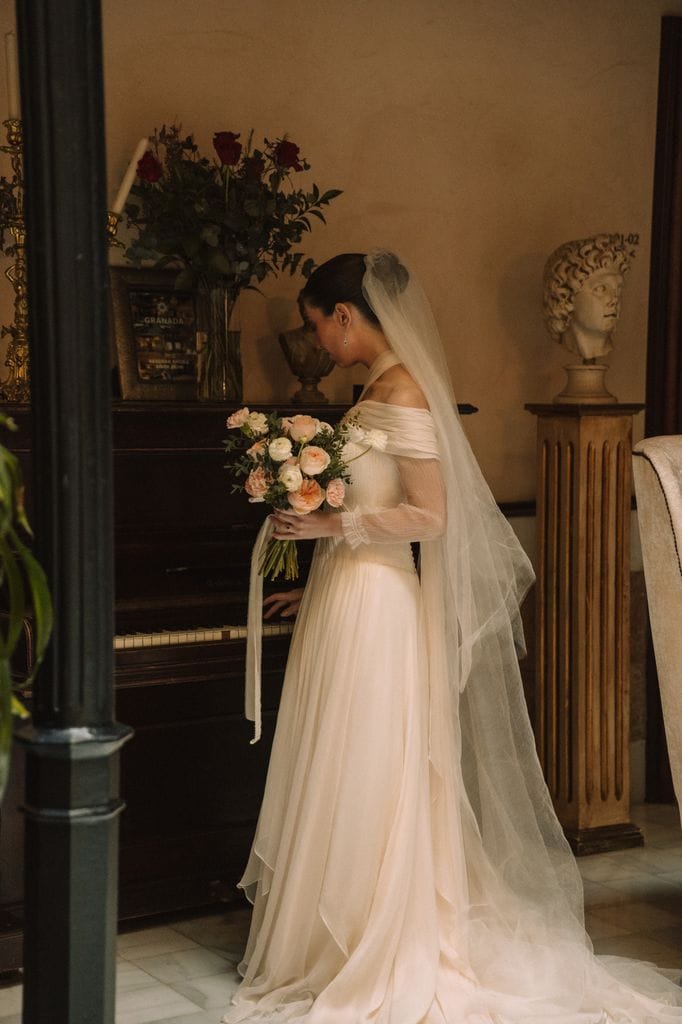 Vestido de novia plisado de Isabel Núñez