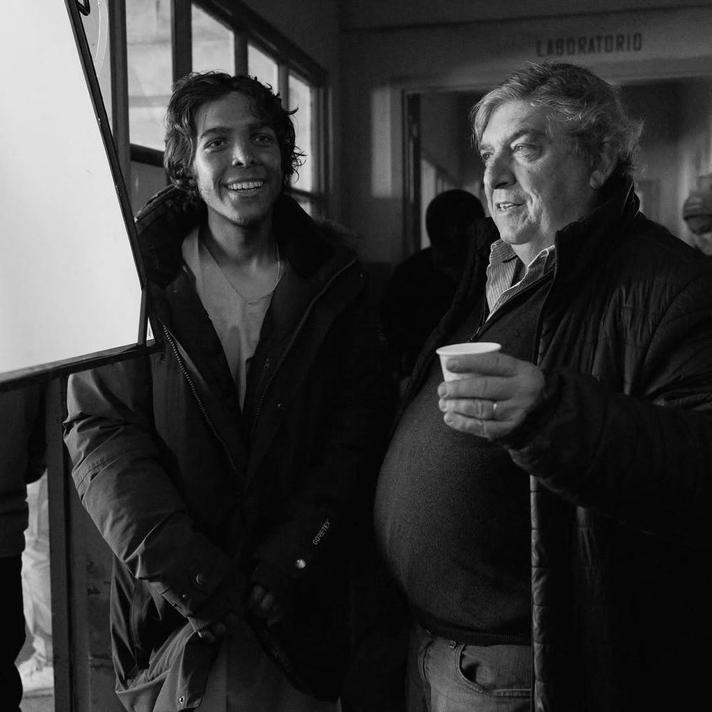 Álvaro Mangino en el rodaje de 'La sociedad de la nieve' con el joven actor que le dio vida