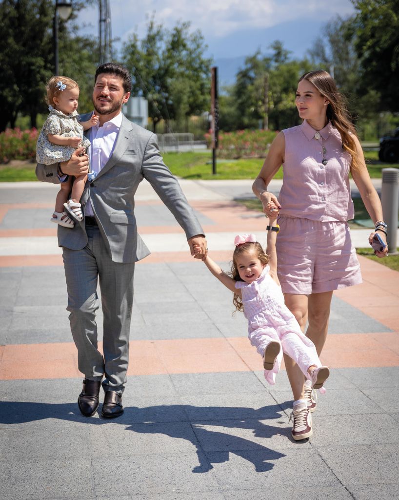 Mariana Rodriguez y Samuel García junto a sus hijas Mariel y Raquel, en la dulce espera de su tercera bebé