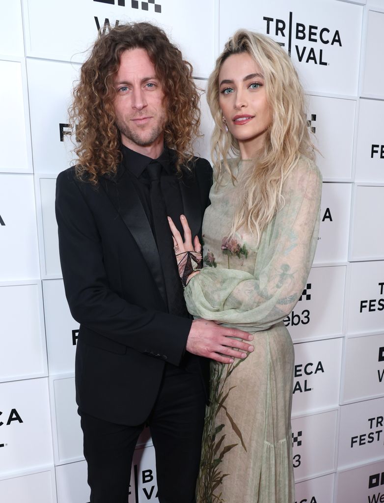 Paris Jackson posó junto a su prometido Justin Long en la premier de One Spoon Of Chocolate