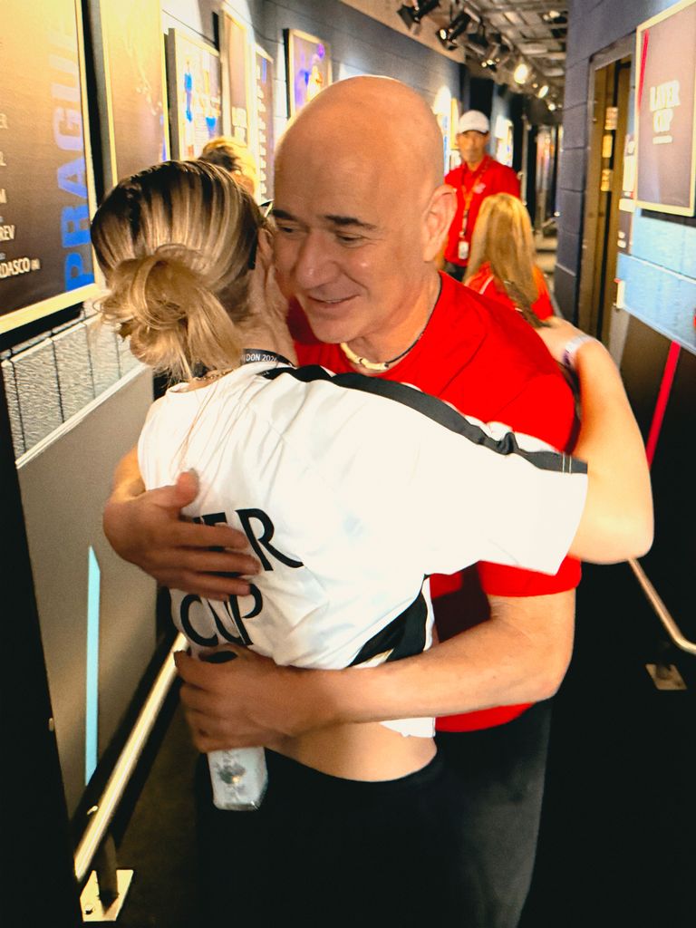 Agassi y Jaz en la segunda imagen de felicitación
