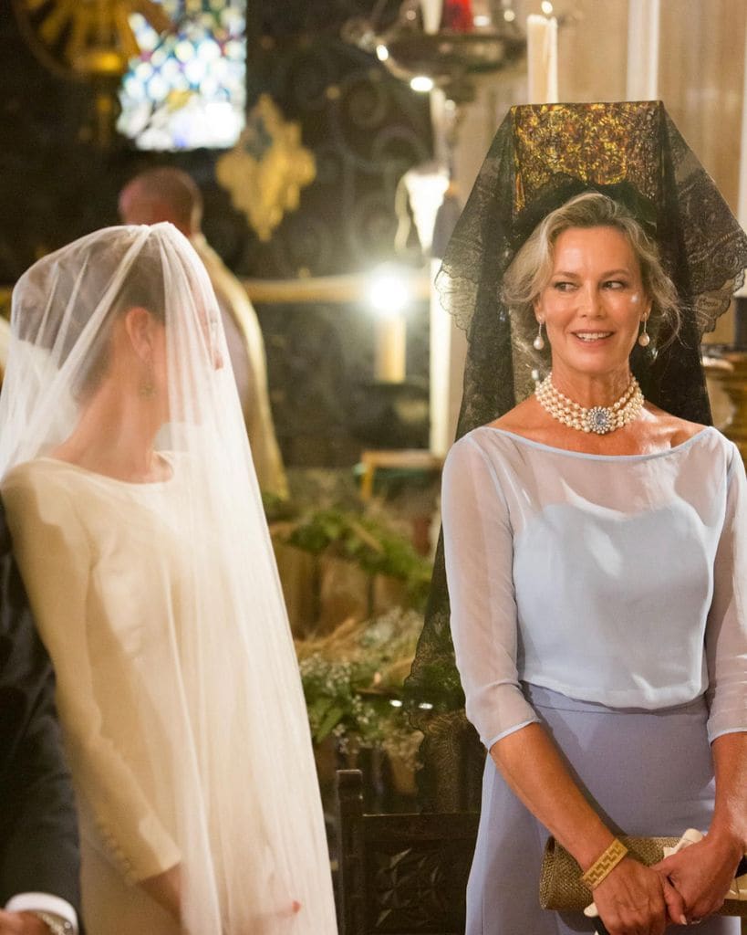 Madrinas de boda con looks en azul mantilla