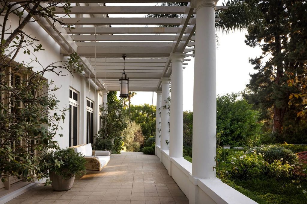 El porche de la casa que Angelina Jolie vende en Los Ángeles