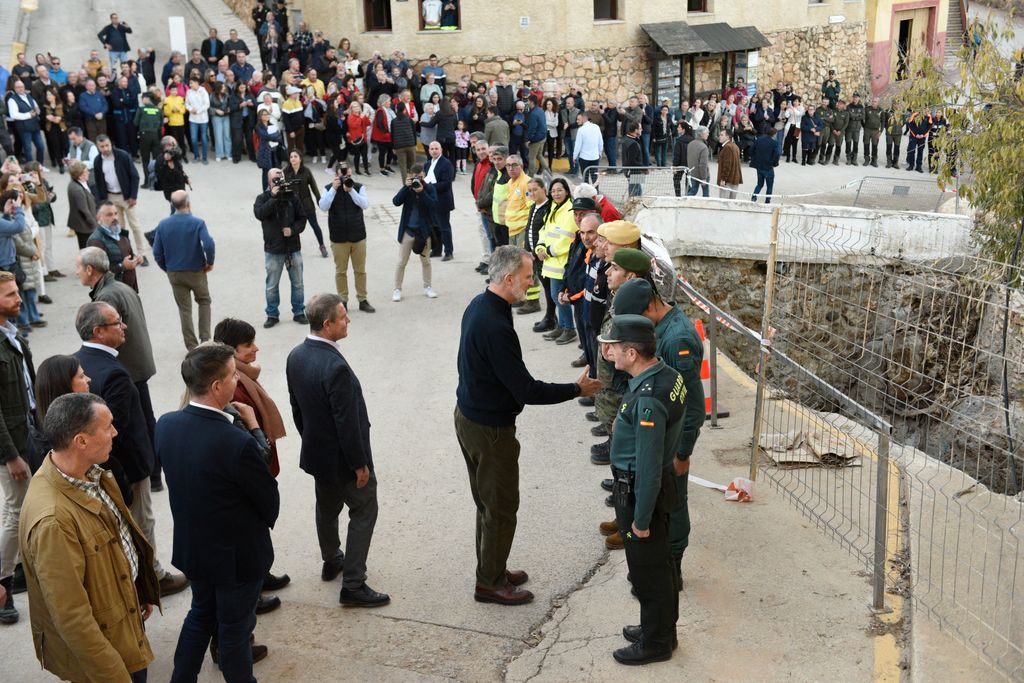 Plano medio del rey Felipe saludando a la Guardia Civil de Letur