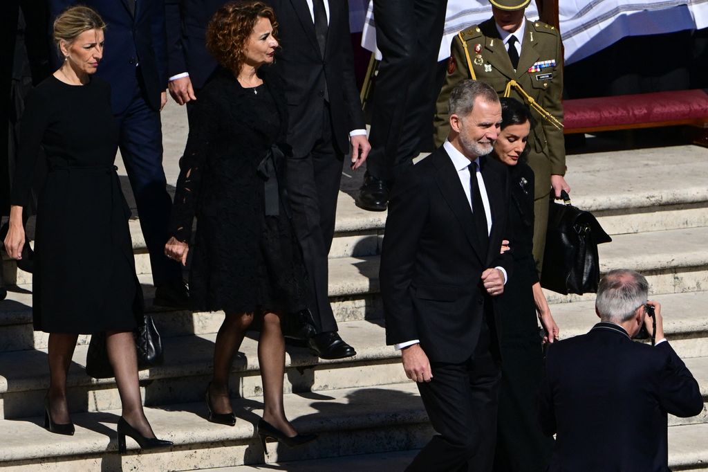 Reina Letizia y rey Felipe en el funeral del Papa Francisco en 2025