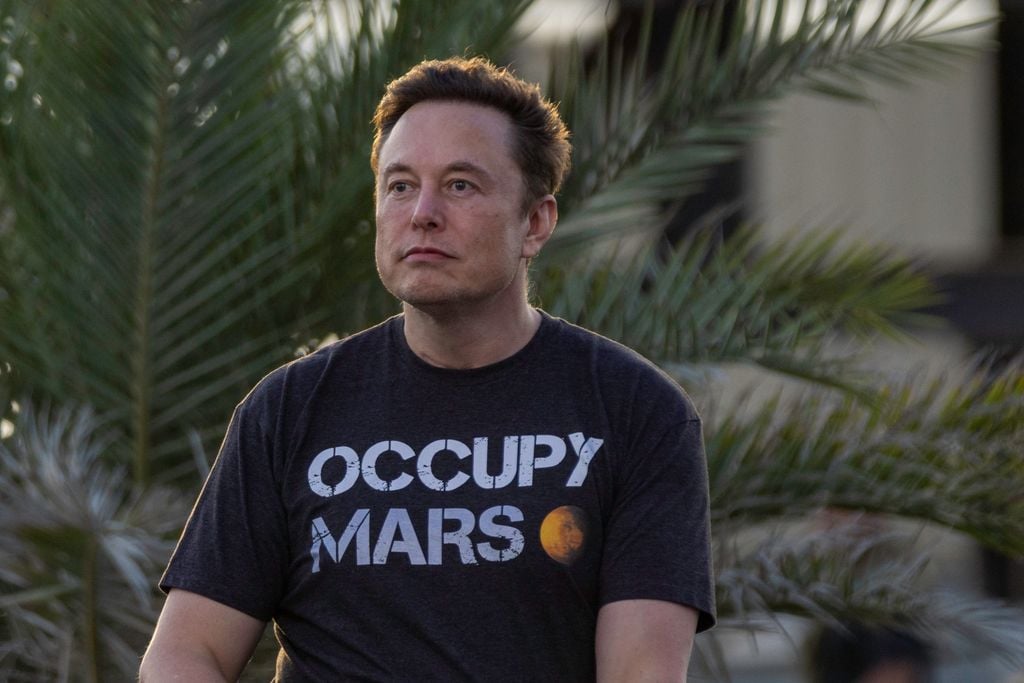 Plano medio de Elon Musk  con camiseta estampada
