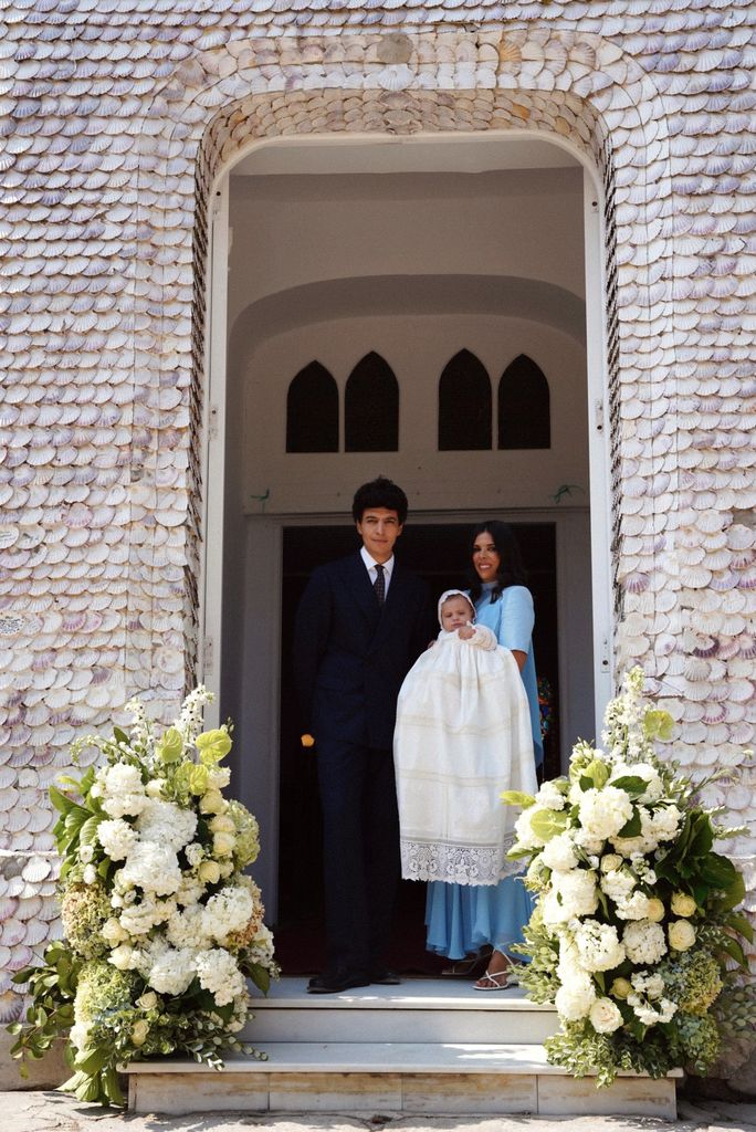 Nacho Yanes y Laura Dosouto en la puerta de la iglesia durante el bautizo de su hijo, Lorenzo