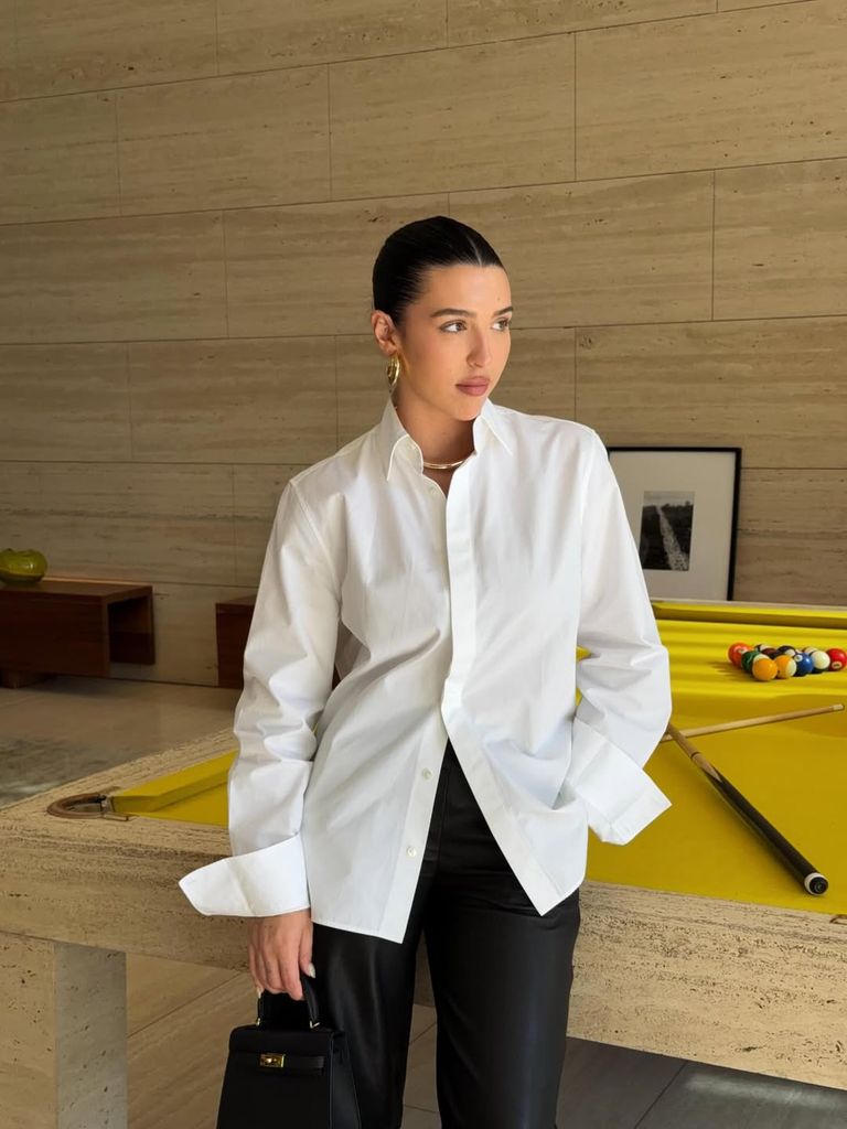 Alba Díaz en Los Ángeles con un look de oficina con camisa blanca.