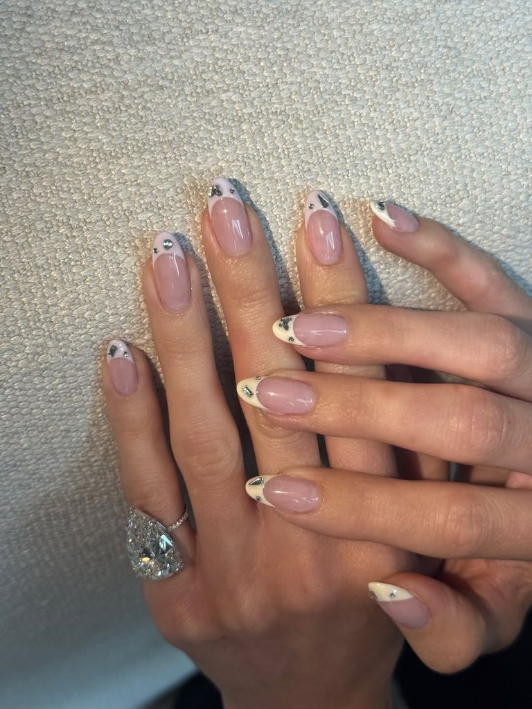 La manicura frances de Kylie Jenner.