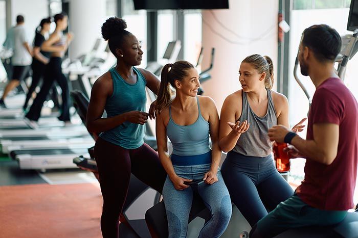 grupo de personas en el gimnasio
