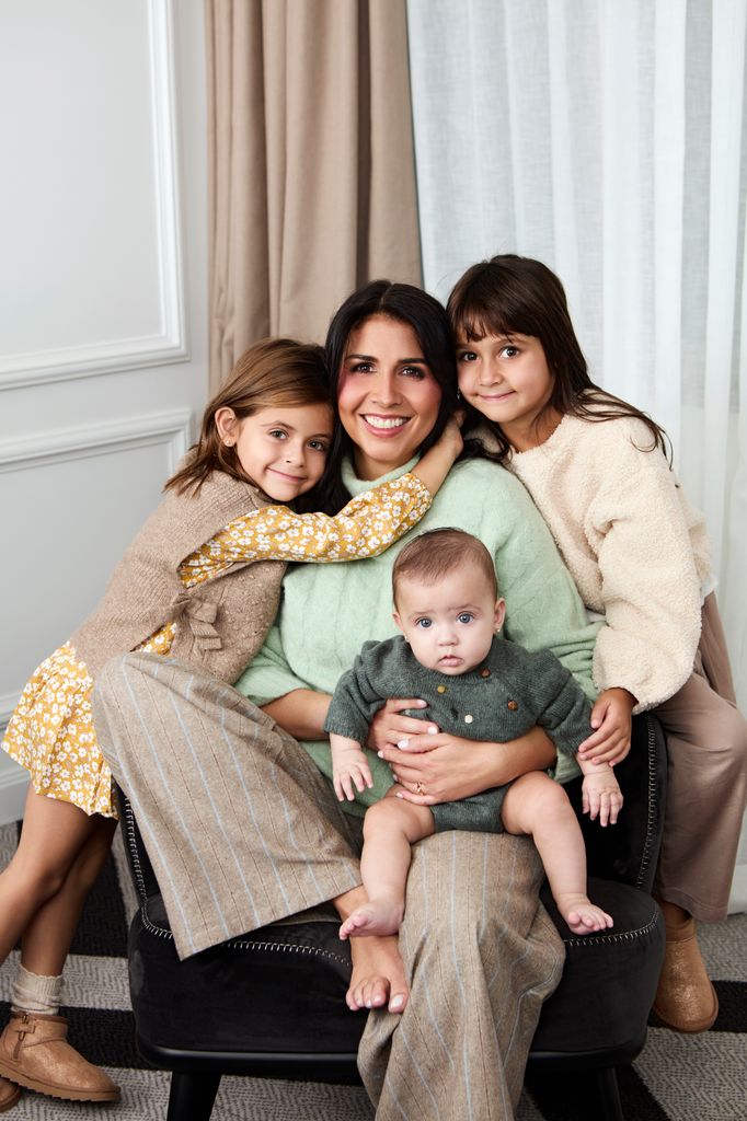 Sara Verdasco con sus hijas: las mellizas Carmen y Valentina, de cinco años, y Sara, de cinco meses