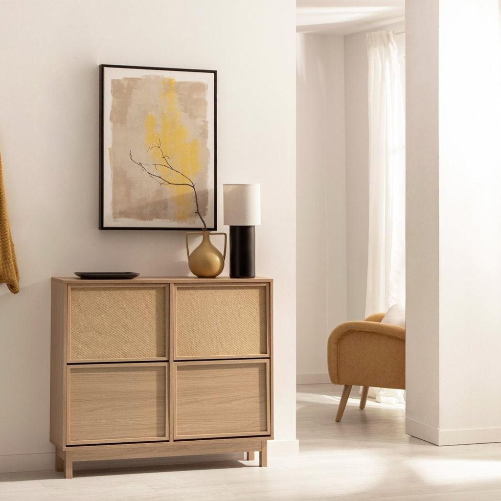 Zapatero de madera en color natural y fibra vegetal