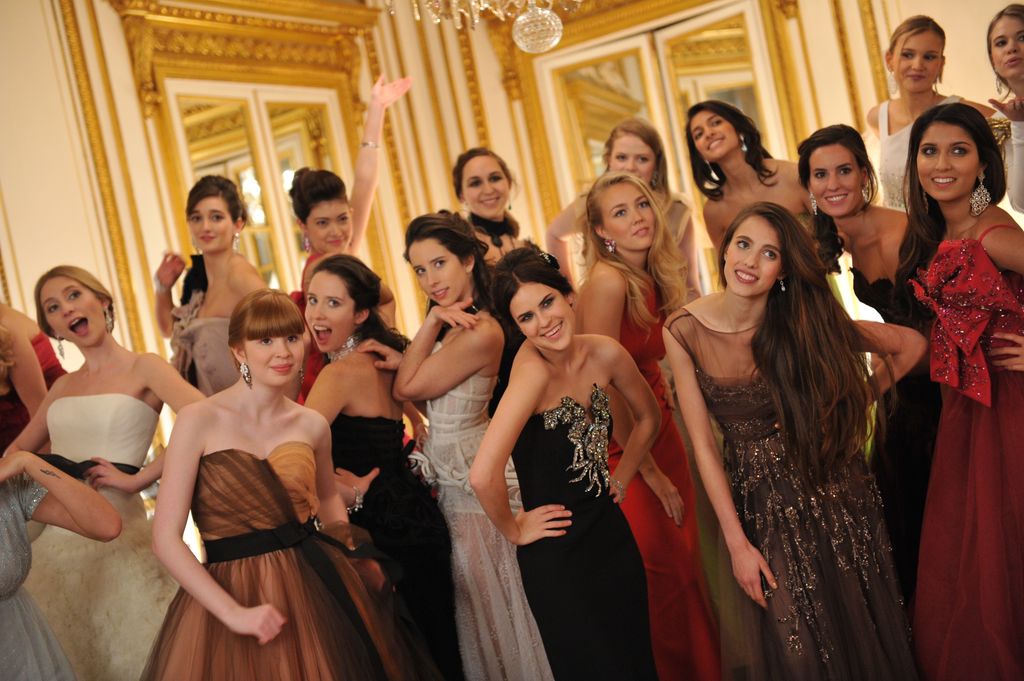 Plano medio de algunas participantes en en Baile de debutantes de 2011