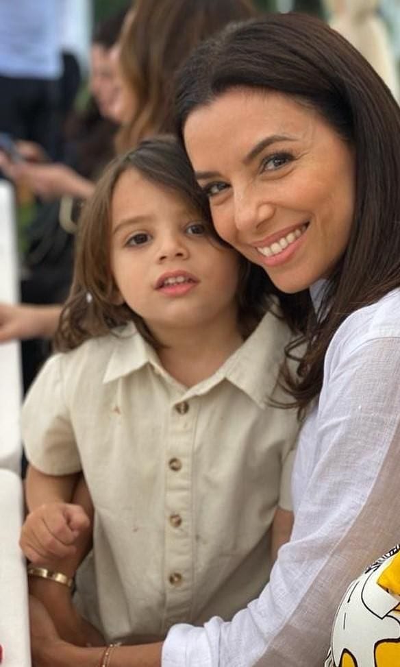 Eva Longoria y su hijo Santiago