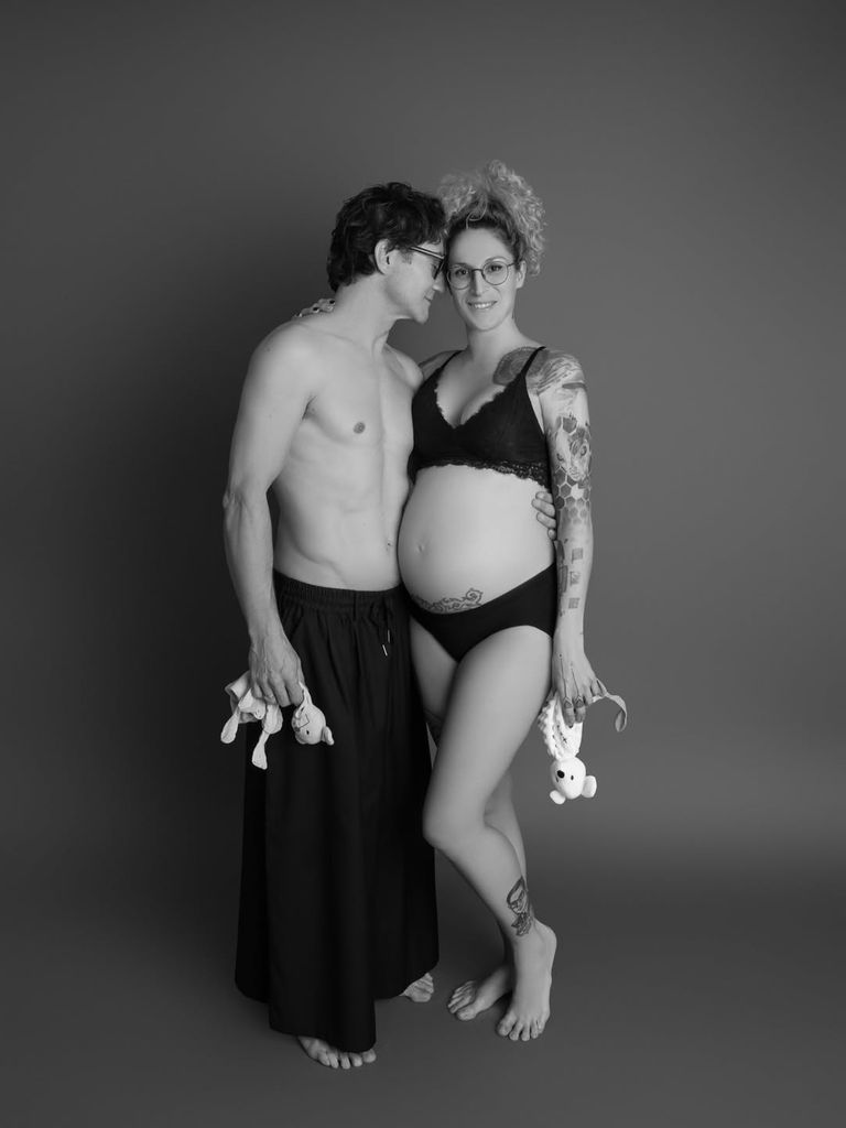 Sonrientes y felices, él y su mujer Raquel, maquilladora de efectos especiales, se convertirán en papás primerizos