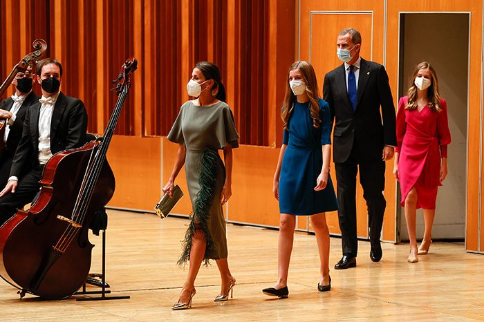 los reyes asisten con sus hijas al concierto de los princesa de asturias
