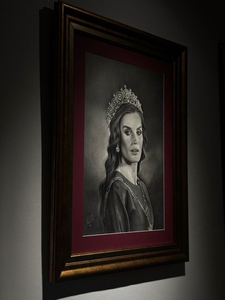 El retrato realizado por Alberto Rubio, que incluye la tiara María Cristina y los chatones de Victoria Eugenia