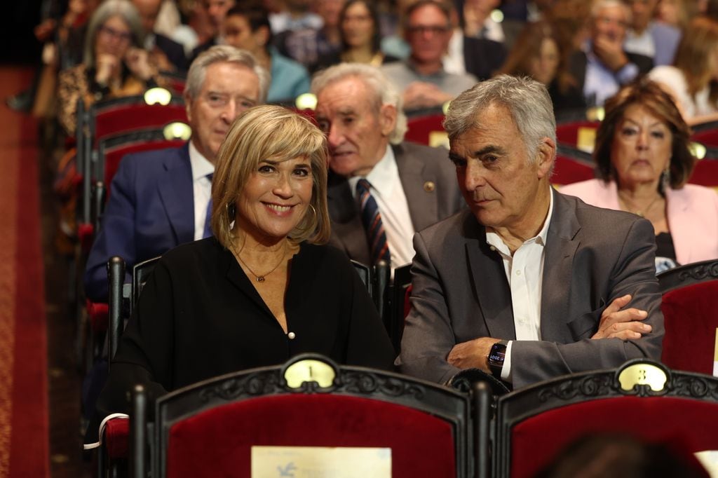 Plano medio de Julia Otero sentada en las butacas de los premios