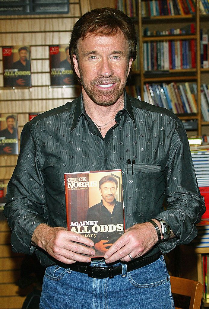 Chuck Norris con su libro 'Against All Odds', publicado en 2004