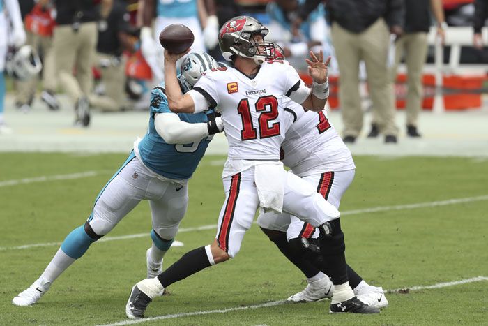 Tom Brady en el terreno de juego con su equipo Tampa Bay Buccaneers