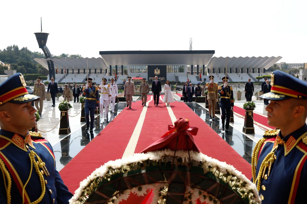 Los Reyes han participado en la ofrenda floral ante el Monumento al Soldado Desconocido y la tumba del presidente Sadat en El Cairo