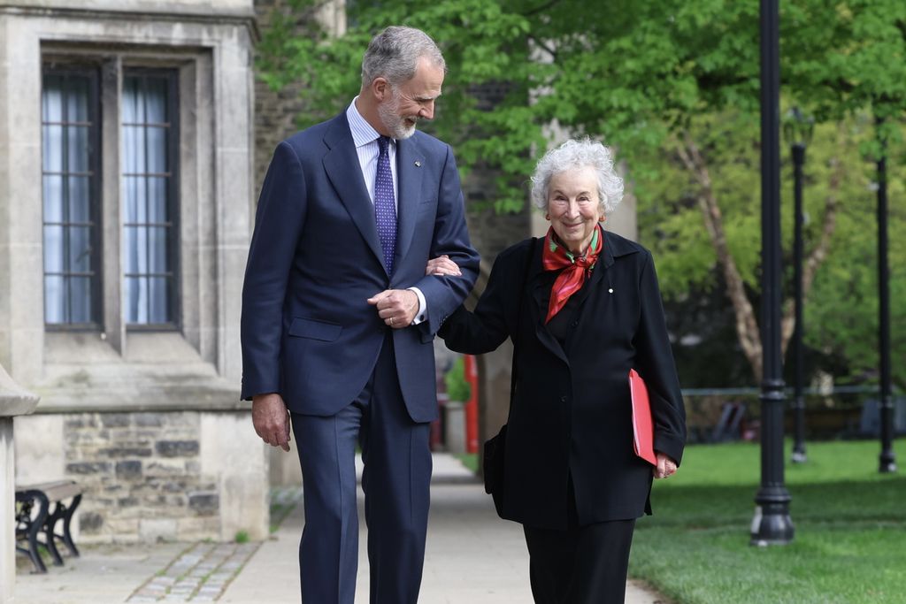 Don Felipe, muy cariños con Margaret Atwood